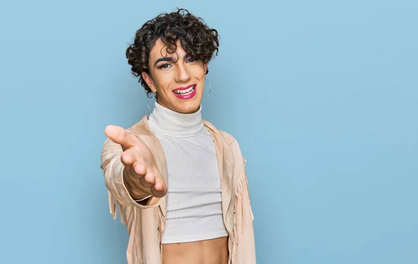 Hombre Guapo Usando Maquillaje Ropa Mujer Sonriente Alegre Ofreciendo Mano —  Fotos de Stock