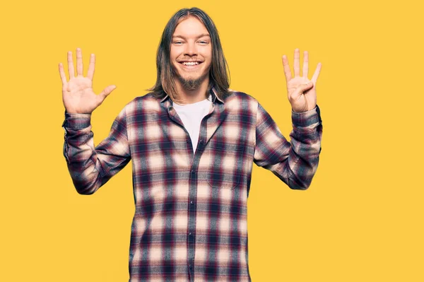 英俊的高加索男子 身穿嬉皮士衬衫 用9号手指指尖 面带微笑 自信而快乐 — 图库照片