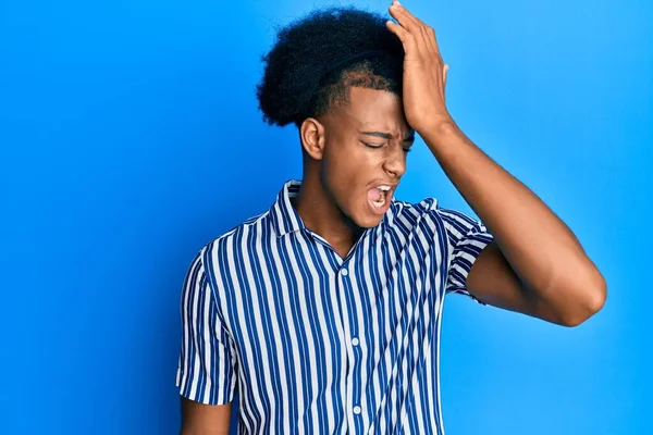 Homme Afro Américain Avec Des Cheveux Afro Portant Des Vêtements — Photo