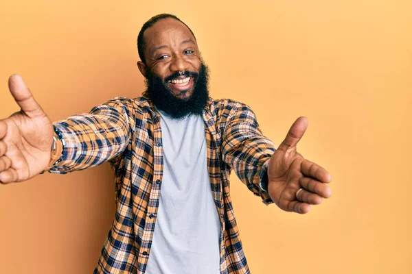 Jovem Afro Americano Vestindo Roupas Casuais Olhando Para Câmera Sorrindo — Fotografia de Stock