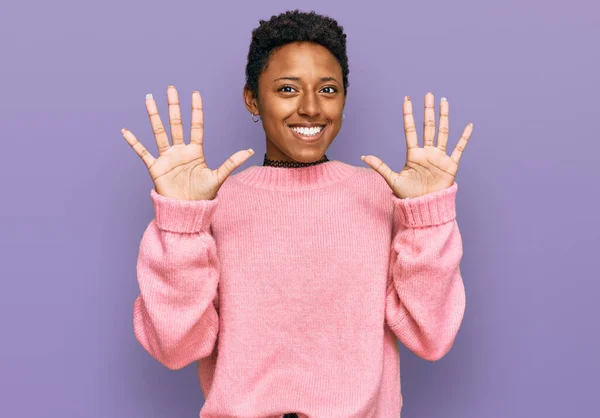 Jovem Afro Americana Vestindo Roupas Casuais Mostrando Apontando Para Cima — Fotografia de Stock