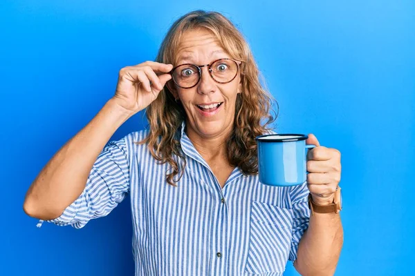 Orta Yaşlı Sarışın Kadın Gözlük Takıyor Bir Fincan Kahve Içiyor — Stok fotoğraf