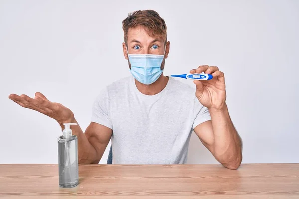 Jonge Blanke Man Met Medisch Masker Hand Ontsmetter Gel Thermometer — Stockfoto