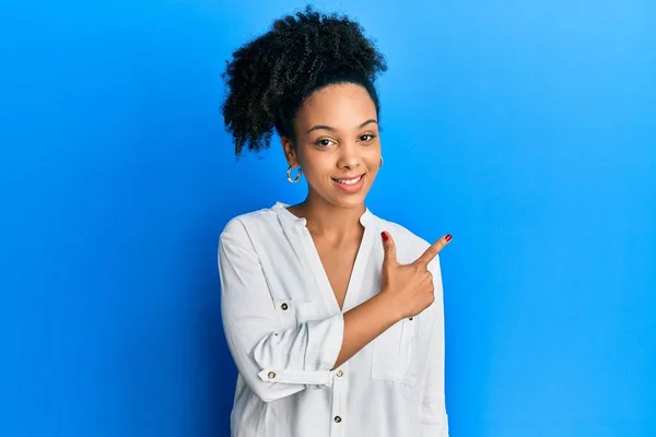 Ung Afrikansk Amerikansk Flicka Bär Casual Kläder Ler Glad Pekar — Stockfoto