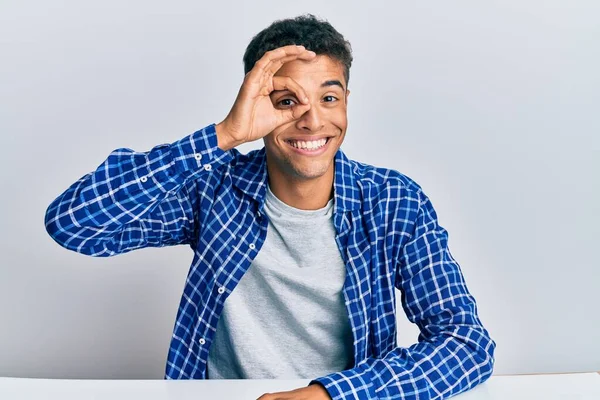 Jovem Bonito Homem Afro Americano Vestindo Roupas Casuais Sentado Mesa — Fotografia de Stock