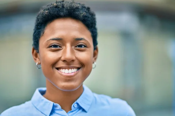 站在城里快乐地微笑着的年轻的非洲裔美国姑娘 — 图库照片