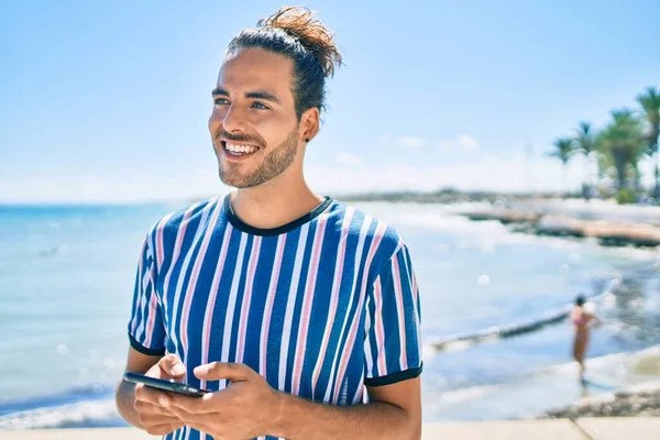 Jovem Hispânico Homem Sorrindo Feliz Usando Smartphone Praia — Fotografia de Stock