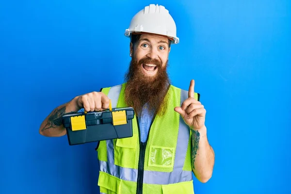 Homem Ruivo Com Barba Longa Usando Capacete Segurança Casaco Reflexivo — Fotografia de Stock