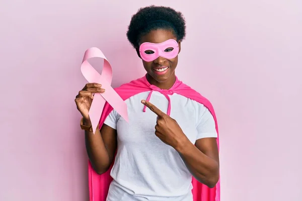 Junge Afrikanisch Amerikanische Mädchen Superheldenkostüm Mit Rosa Krebsband Lächelnd Glücklich — Stockfoto