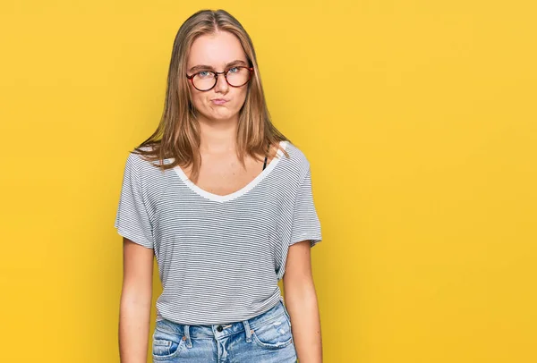 Vacker Ung Blond Kvinna Bär Casual Kläder Och Glasögon Skeptisk — Stockfoto