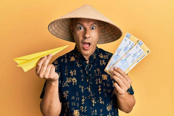 Glatzköpfiger Mann Mittleren Alters Mit Traditionellem Asiatischen Hut Der Die — Stockfoto