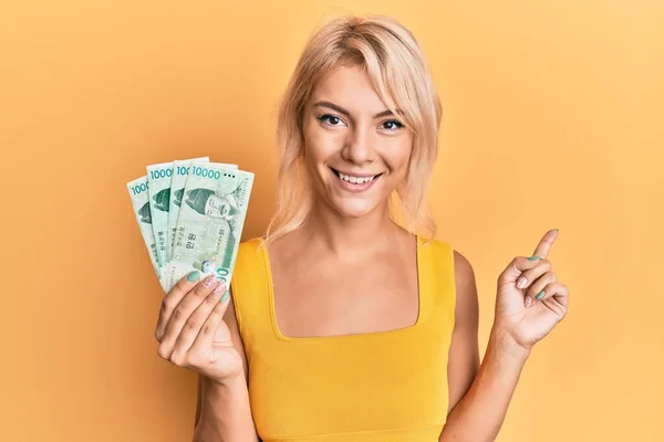 Junges Blondes Mädchen Hält 10000 Südkoreanische Won Banknoten Und Lächelt — Stockfoto