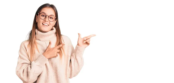 Beautiful Caucasian Woman Wearing Wool Winter Sweater Smiling Looking Camera — Stock Photo, Image