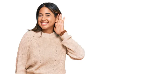 Jong Latijns Meisje Draagt Wollen Wintertrui Glimlachend Met Hand Oor — Stockfoto