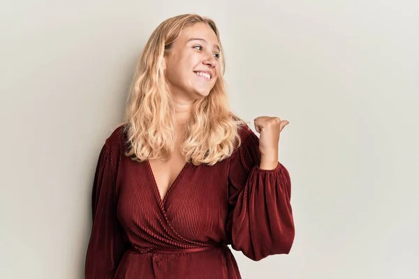 Ung Blond Jente Løse Klær Smilende Med Smilende Ansikt Pekende – stockfoto