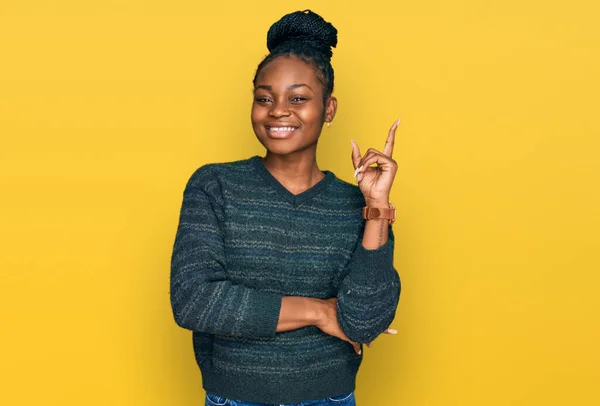Νεαρή Αφροαμερικανή Γυναίκα Που Φοράει Καθημερινά Ρούχα Ένα Μεγάλο Χαμόγελο — Φωτογραφία Αρχείου