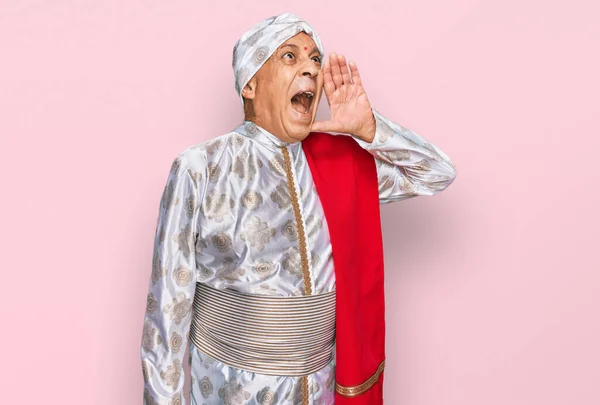 Senior Spaanse Man Draagt Traditie Sherwani Saree Kleding Schreeuwen Schreeuwen — Stockfoto