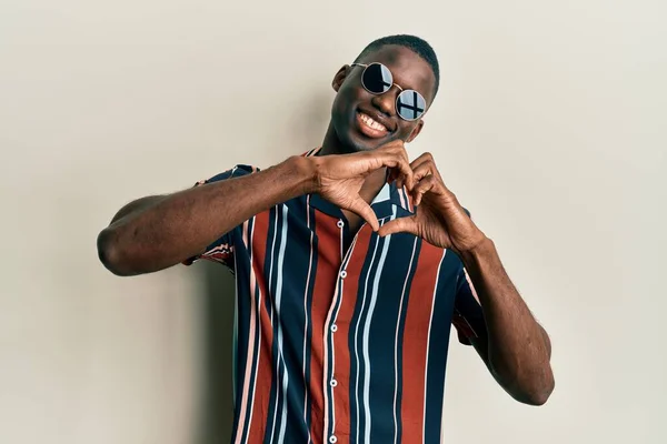 Fiatal Afro Amerikai Férfi Alkalmi Ruhát Napszemüveget Visel Szerelmesen Mosolyog — Stock Fotó