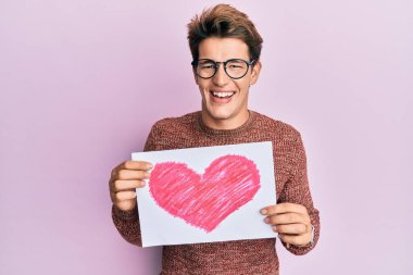 Yakışıklı, beyaz bir adam, kalbi olan, gülen ve kahkahalarla gülen bir adam.. 