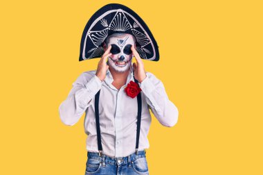 Arka planda ölü kostümü giymiş bir adam, elleri başının üstünde, stres yüzünden başı ağrıyor. migren ağrısı. 