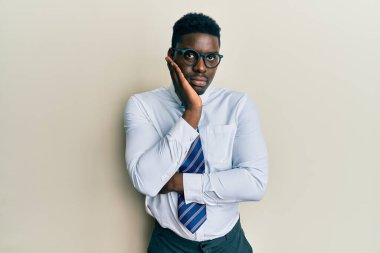 Yakışıklı, gözlüklü, iş gömleği takan, kravatlı, yorgun ve bunalımda olduğunu düşünen, kollarını kavuşturmaktan sıkılmış bir zenci.. 