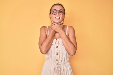 Yazlık elbise giyen güzel beyaz kadın boğularak can çekiştiği için bağırıyor ve boğuluyor. Sağlık problemi. Boğulma ve intihar konsepti. 