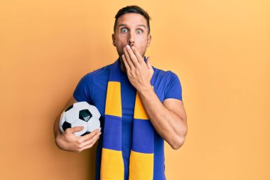 Sakallı, futbolcu, amigoluk oyunu oynayan, ağzı kapalı, ağzı kapalı ve hata yapmaktan korkan yakışıklı bir adam. şaşırmış ifade 