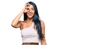 Güzel İspanyol kadın gündelik kıyafetler giyiyor. El hareketleriyle gülümsüyor, gözleriyle mutlu yüzlere bakıyor.. 