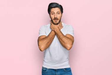 Günlük beyaz tişört giyen genç İspanyol adam boğularak can çekiştiği için bağırıyor ve boğuluyor. Sağlık problemi. Boğulma ve intihar konsepti. 