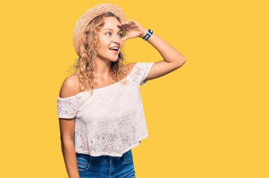 Yazlık şapkalı güzel beyaz kadın çok mutlu ve gülümsüyor. arama kavramı. 