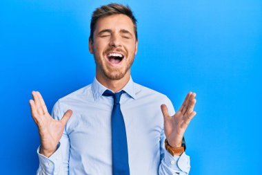 İş gömleği giyen, kravatlı yakışıklı, çılgın ve çılgın başarısını kutlayan kolları havada ve gözleri kapalı heyecanlı bir adam. Kazanan konsept 