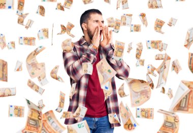 Rahat tişört giyen genç yakışıklı elleri ağzında sinirli bir şekilde bağırıyor.