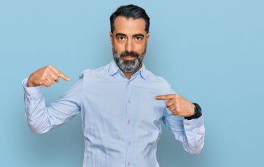 Orta yaşlı, sakallı, iş gömleği giyen, kendine güvenen, gülümseyen, kendini gururlu ve mutlu gösteren bir adam.. 