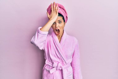 Duş havlusu şapkası ve bornoz takan genç İspanyol kadın yanlışlıkla el ele tutuşup şaşırdı. Hatayı hatırla. Unuttum, kötü hafıza kavramı. 