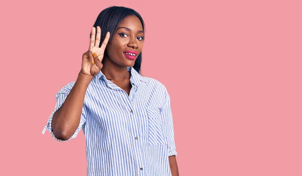 Молодая Африканская Американка Одетая Повседневную Одежду Показывающая Пальцами Номер Три — стоковое фото