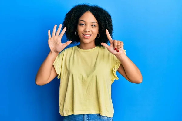 Ung Afrikansk Amerikansk Flicka Bär Casual Kläder Visar Och Pekar — Stockfoto