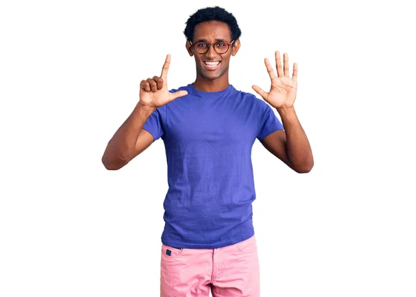 Africano Bonito Homem Vestindo Roupas Casuais Óculos Mostrando Apontando Para — Fotografia de Stock