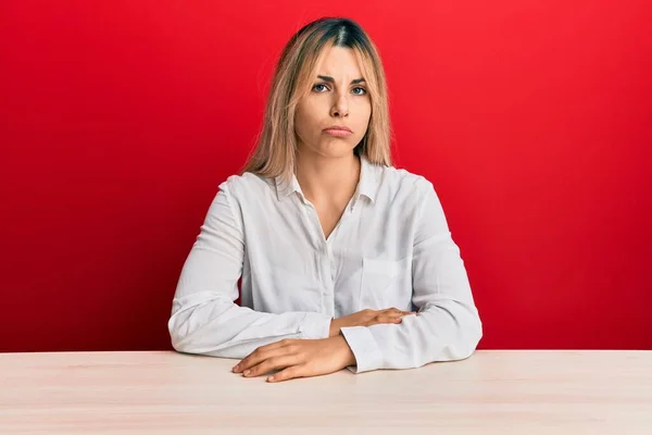 Jovem Caucasiana Vestindo Roupas Casuais Sentada Mesa Deprimida Preocupada Com — Fotografia de Stock