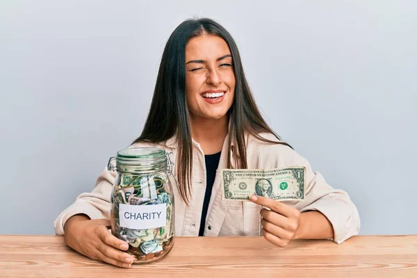Vacker Latinamerikansk Kvinna Håller Välgörenhetsburk Med Dollar Sedel Blinkar Tittar — Stockfoto
