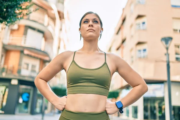 Jonge Blonde Sportvrouw Draagt Sportkleding Doen Oefening Stad — Stockfoto