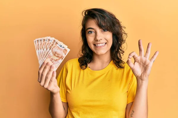 Lira Banknot Tutan Genç Spanyol Kadın Parmaklarıyla Imza Atıp Gülümsüyor — Stok fotoğraf