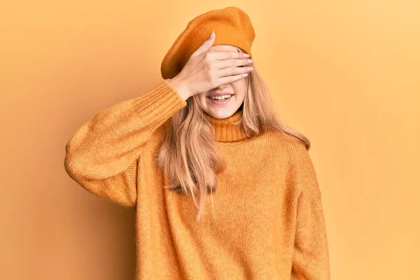 Bela Jovem Caucasiana Vestindo Olhar Francês Com Boina Sorrindo Rindo — Fotografia de Stock