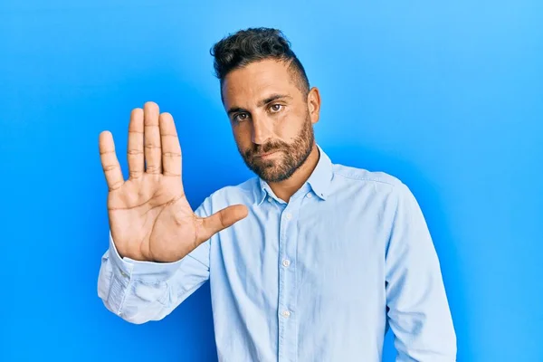 Homem Bonito Com Barba Vestindo Roupas Casuais Fazendo Parar Cantar — Fotografia de Stock