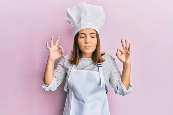 年轻美丽的女人穿着职业厨师制服 戴着帽子 闭着眼睛 用手指做冥想动作 瑜伽概念 — 图库照片