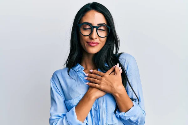 Vacker Latinamerikansk Kvinna Klädd Affärskläder Och Glasögon Leende Med Händerna — Stockfoto