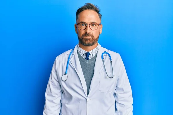 Knappe Man Van Middelbare Leeftijd Doktersuniform Stethoscoop Depressief Bezorgd Verdriet — Stockfoto