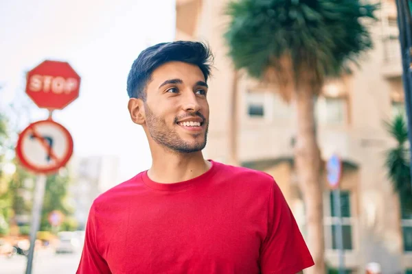 Joven Latino Sonriendo Feliz Caminando Por Ciudad —  Fotos de Stock