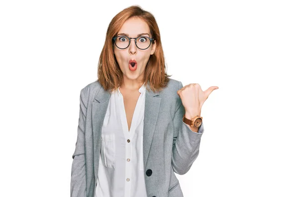 Mujer Joven Caucásica Con Estilo Negocios Gafas Sorprendidas Señalando Con —  Fotos de Stock