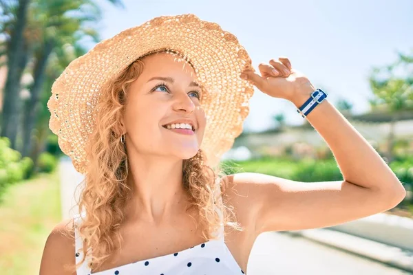 Junge Schöne Kaukasische Frau Mit Blonden Haaren Die Einem Sommertag — Stockfoto