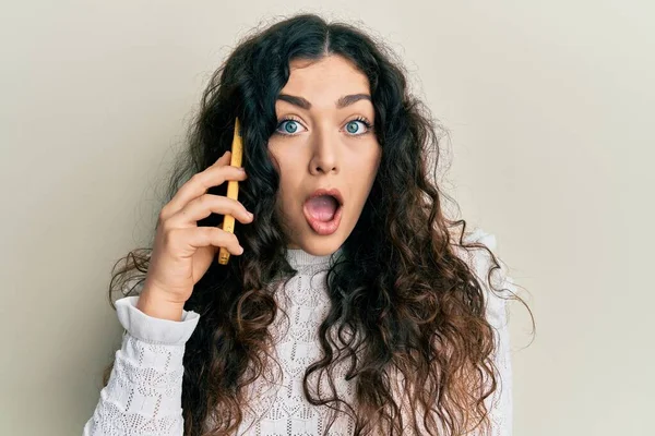 Jonge Brunette Vrouw Met Krullend Haar Hebben Gesprek Praten Smartphone — Stockfoto